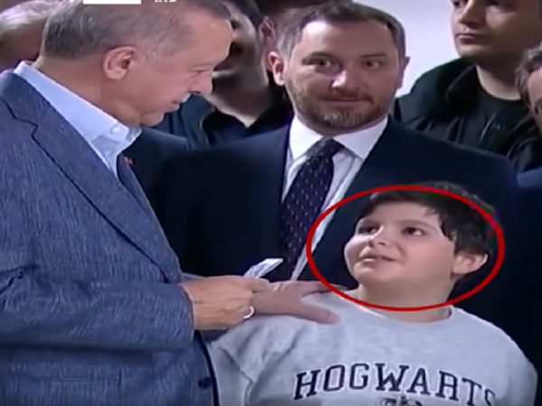 بالفيديو.. الرئيس التركي "يصفع" طفلا لم يقبل يده